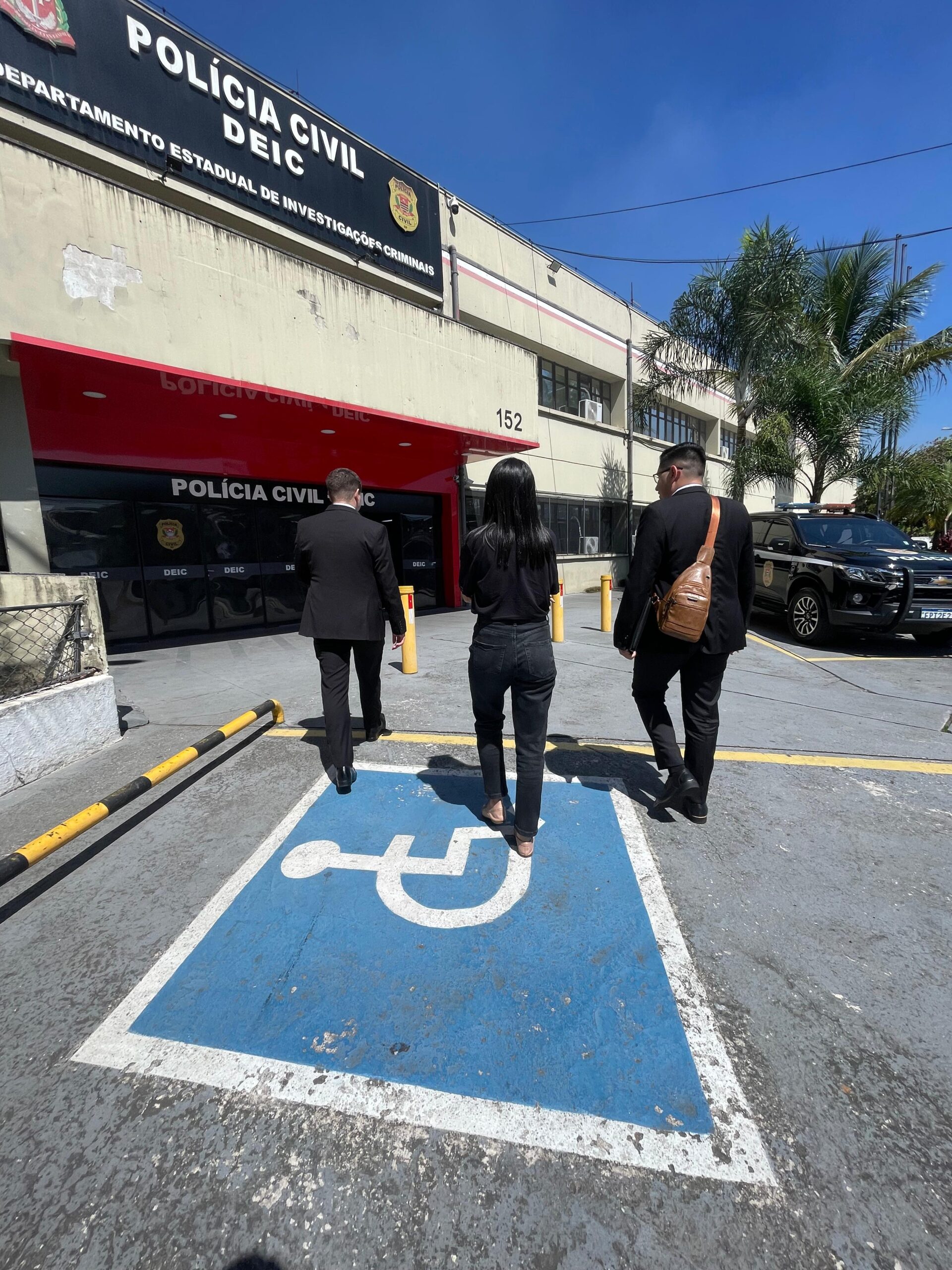 Equipe jurídica chegando à Polícia Civil